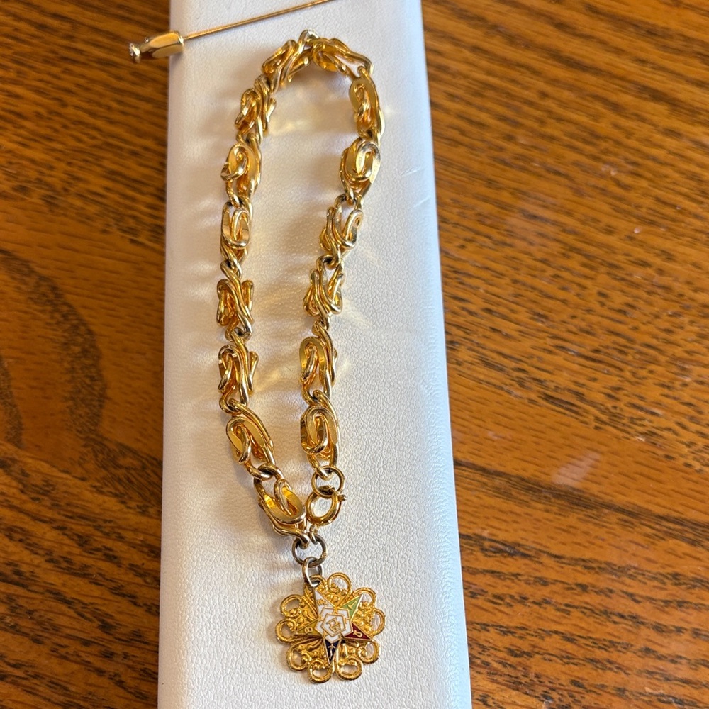 Eastern Star Brooch, Bracelet and pillbox. Gold tone - Picture 2 of 9